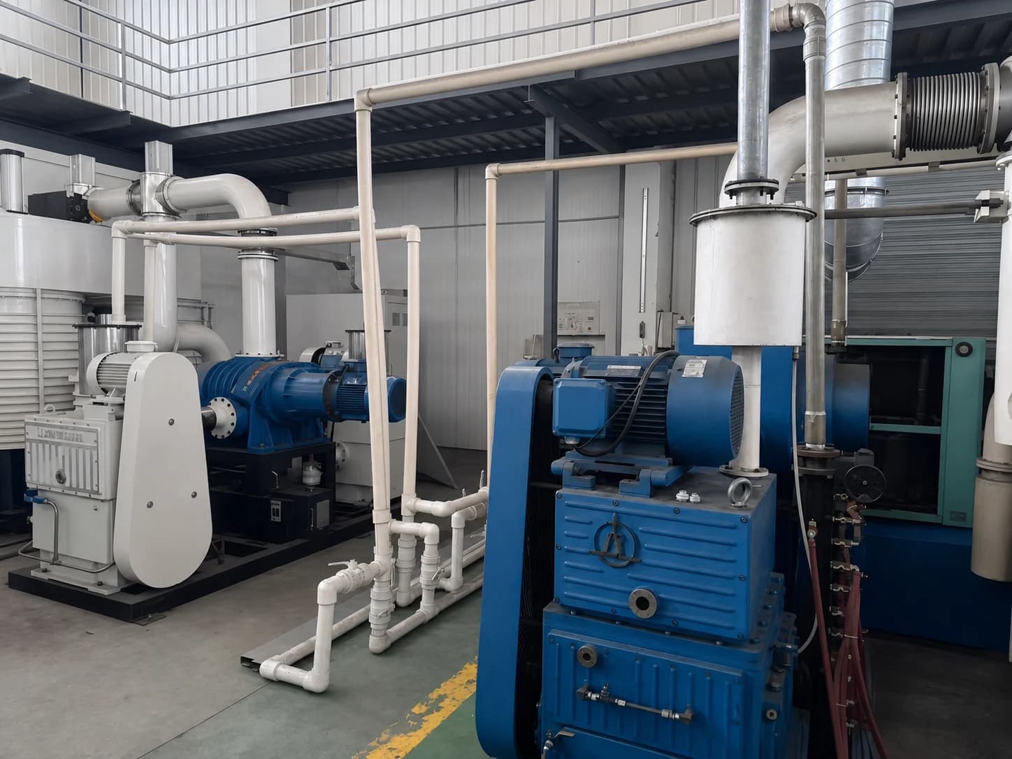 Clean industrial vacuum equipment in Shengwei's production workshop